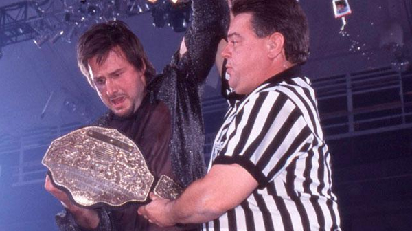 WWE's tweet image. EXCLUSIVE: Former #WCW Champion #DavidArquette remembers the #BigGoldBelt &amp;amp; its lineage! trib.al/ILBFeTQ