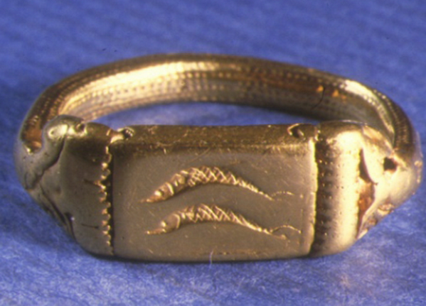 "Anillo de oro puro del s.VII a C.con dos esturiones grabados.
Arte #fenicio de #Gadir- #Cadiz 
<a href="/ahencyclopedia/">ahencyclopedia</a> 
"