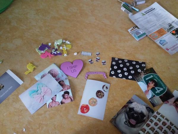 AnnaMebus__'s tweet photo. Mein Ordner wird so perfekt😍
P.S:Meine Heißklebepistole ist undicht und macht geile Figuren😂 #BackToSchoolWithSami http://t.co/esWlwiKbbA
