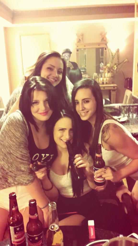 lilkillaxoxo's tweet photo. Happy Birthday to my homegirl @_NadiyaMari !! Lastnight w/ Tati & @tarynraeanne :') #Luxor #bowlsnbeers #turntupppp http://t.co/QhKoRzREWX