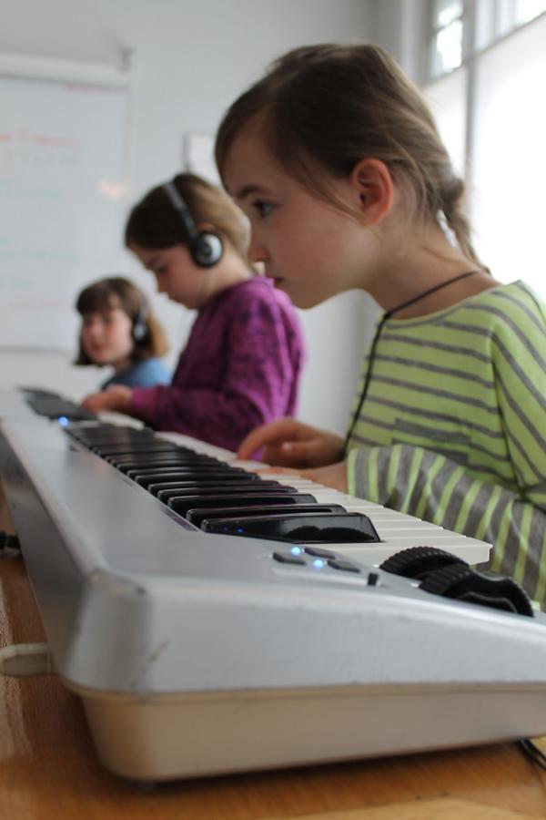BeBeethoven's tweet image. Our students are SUPER focused in class! We can't wait for MusIQ Club to start again this fall! #musiced #learnfun