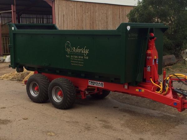 ASHRIDGECS's tweet photo. New #muckcontainers ready to go a big thank you to #theskipfactory  for these fantastic containers! http://t.co/clGlAJBwGV