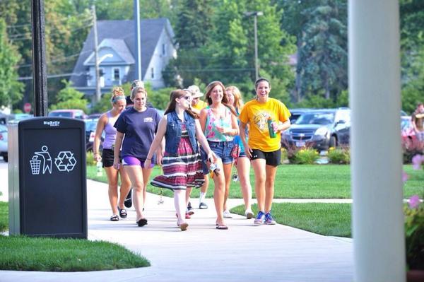 shmalex16's tweet photo. Casual pic of is walking to the union #bwmodels #theythinkwerefreshmen @karlii_wilson @LaurenKuznik @chelsturk3 http://t.co/NEakxf9vBu