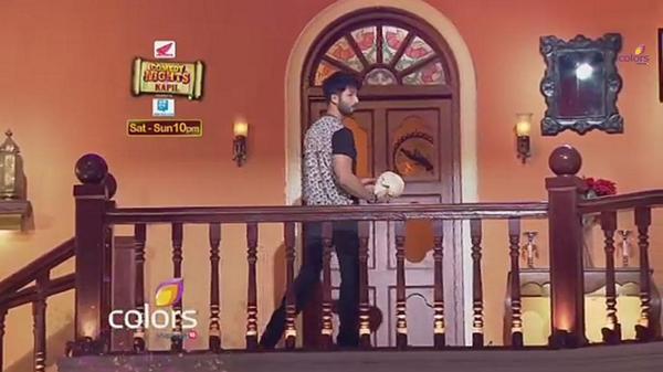 PyarShasha's tweet image. Hello .... Hello ..Awaz aa rahin hain aap logon ko. @shahidkapoor CNWK :) #skullattack ♥
