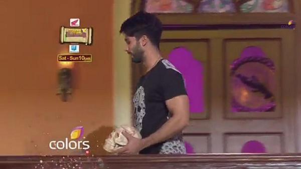 PyarShasha's tweet image. Hello .... Hello ..Awaz aa rahin hain aap logon ko. @shahidkapoor CNWK :) #skullattack ♥