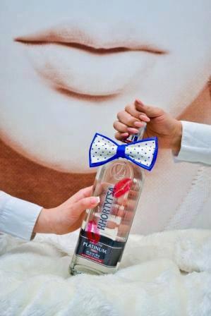 0216cift's tweet photo. @xxCenkalpxx @istanbulswingrs Saworovski vodka içiyor ve beğeniyorsanız henüz votka içmemişsiniz demektir. http://t.co/XwEvnK81jx
