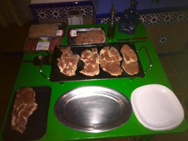 1891Criis's tweet photo. Barbacoita buena con mis chicos @CarmenVillalon_ @Simonzarza85 @NicolasValdayo @adridrip @jose88munoz http://t.co/4HyMcR8dF3