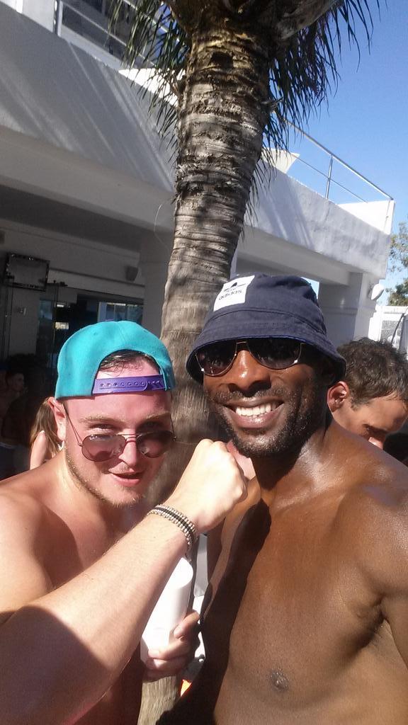 danquinkoi's tweet photo. Keep your hands up @SkyJohnnyNelson #sisu #champagnespray http://t.co/nj1ov3umXJ