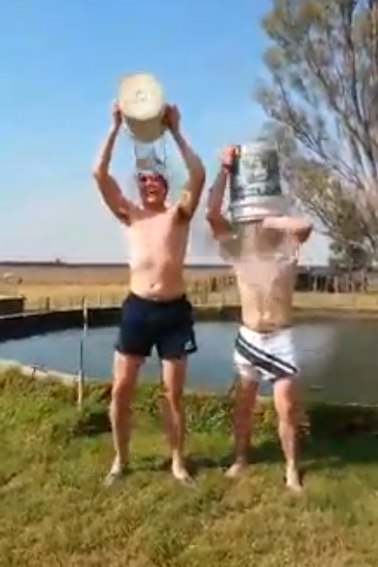 HonnaPub's tweet photo. 6° #HonnaIceBucket con una yapita! Lucas Lizarraga y Droopi son los nuevos nominados. https://t.co/QYTUvVCTt0 http://t.co/Itu4qImuwH