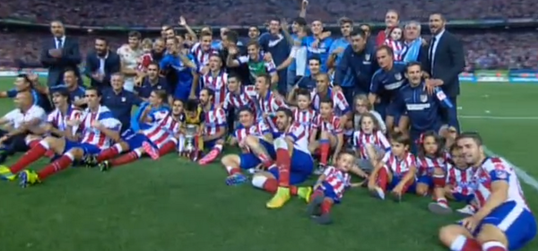 elchiringuitotv's tweet photo. El Atlético CELEBRA LA SUPERCOPA de España sobre el césped. #ElChiringuitodeNeox http://t.co/ZQsxEHJ31M