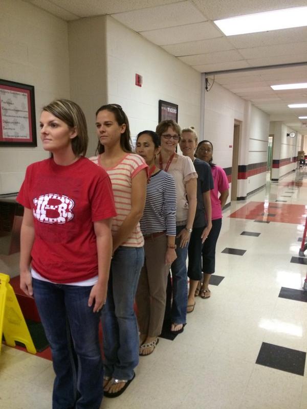 KylieLawler's tweet photo. @SPAmazingRace 3rd grade team reviewing Hallway procedures with new team members #champs http://t.co/bW936KsZ6b