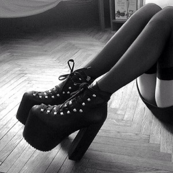 Башмака в чулках. Девушки в чулках и сапогах. Vagabond красные ботильоны. Ноги девушки в ботинках. Женские ноги в ботфортах.