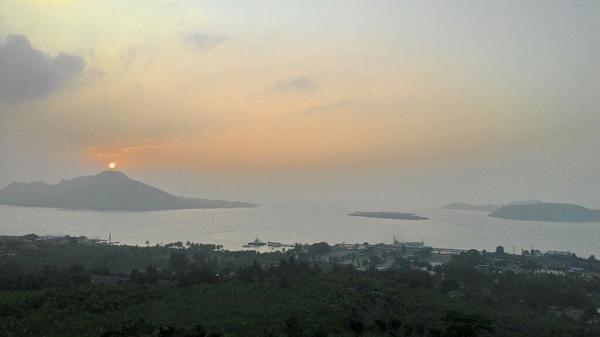 Selamat pagi rekan2.. Ini penampakan sunrise &amp; pelabuhan bakauheni dri menara siger. #krakataufest @KrakatauFest