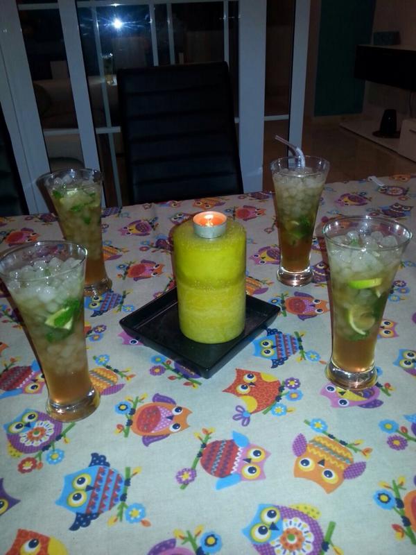 amari_rdgz's tweet photo. #summer #friends #mojitazo #terracita #chillout @isma_sanche @xuffy13 #vane 😁 http://t.co/qK9NxjTRMf
