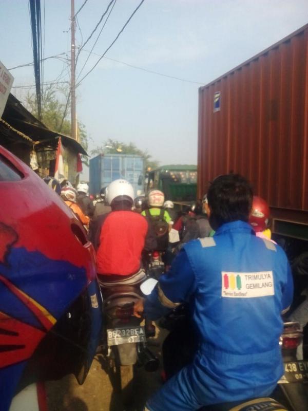 rinowikusono's tweet photo. @TMCPoldaMetro ruad jalan marunda arah cilincing mengalami kemacetan karena truk yg mogok di sebelah kanan.. http://t.co/zwODiHCk6Y