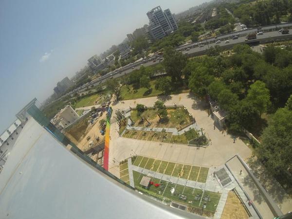 NaturaFlyingFX's tweet photo. Rigging with a view! #Delhi #AerialRigging http://t.co/miWrLtYzJO