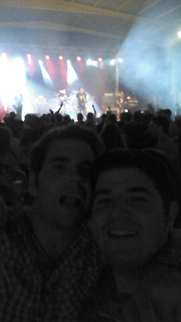 kutxi_88's tweet photo. En todo lo alto del concierto de #reincidentes en #ulearock @shuster_89 http://t.co/eXCIraagXj