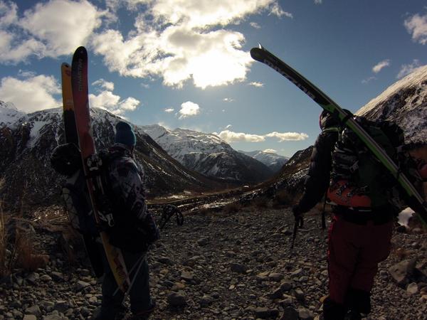 leesmall22's tweet photo. #meanwhileinnz hiking down from a days skiing at temple basin http://t.co/6807qoz93T