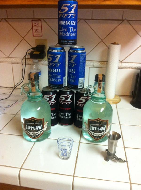 shashagois's tweet photo. Found them both here in Newman!! @MoonshineBandit @51FiftyEnergy @TakeEmShiner #SFFS #GetYourShineOn #132 #JJ'sLiqour http://t.co/n99wVJGYGE