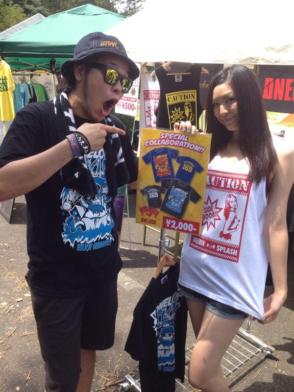 COMRADE_TOKYO's tweet image. 隣のブースから衣装提供を得て、看板娘がセクシーに変身\(//∇//)\
ONELOCK×SPLASHのコラボタンク！！
写真はSPLASHのvo.KOIKEさんと！
#SPLASH #ONELOCK #横乳タンクトップ