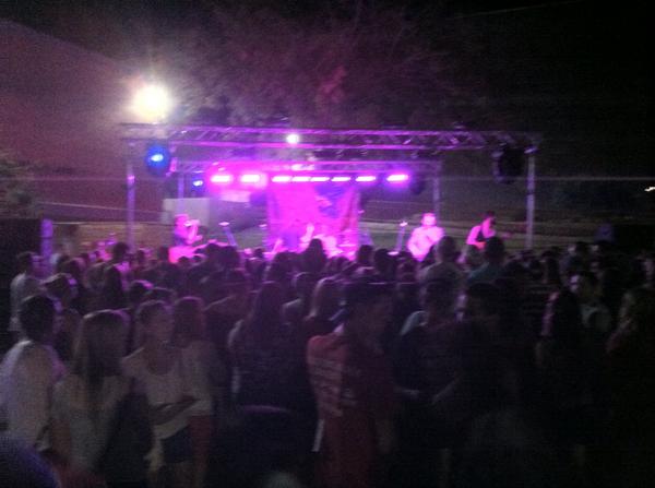 austinwiz1's tweet image. #Vanladylove #concert college freshman party!