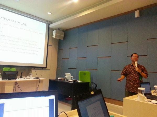 halalwatch's tweet photo. Materi kedua: Kriteria Sistem Jaminan Halal (HAS 23000:1) oleh Dr Muslich, kabid.sistem jaminan halal @halalindonesia http://t.co/YaeS7svD10