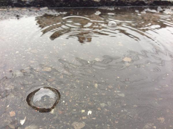 雑学たん 水溜りを見ていて 雨粒が落ちることで泡が出る水溜りと泡が出ない水 溜りがあることに気付いたっす 普通の雨は雨粒が大体1mm前後で このサイズだと落下速度は22km Hほど 泡が出来るには水深が最低でも1cmほど必要なようっす X Http T Co
