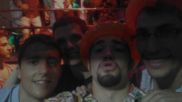 ignaciogomez29's tweet photo. Chicas, los globos van a dar mucho juego esta noche en @BacarraGandia  para mas info: @JesusGatiko  y @ruben2501 http://t.co/eu3FLReUop