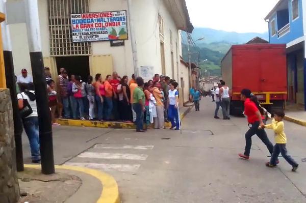 maduradascom's tweet photo. ¡AY VENEZUELA! Llega la leche y todo un pueblo enloquece. Esto ocurrió en BOCONÓ (Vi  http://t.co/NfS90IZJgi http://t.co/yXDCkzrEU0