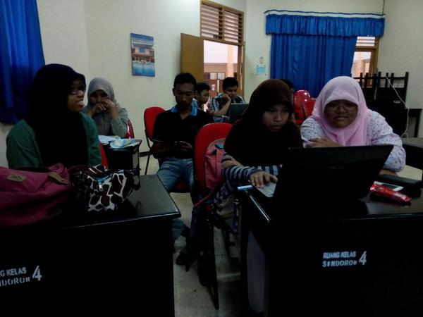 HMTF_ITS's tweet photo. Tim PKM P yang di ketua Rima lagi menunggu antrian latihan presentasi. Tetap semangat @ITS_Surabaya @BEM_ITS http://t.co/m85QTcwouP