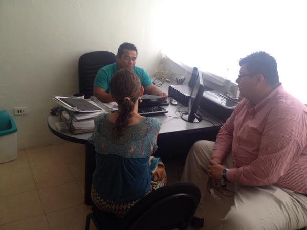 SlpXalapa's tweet photo. Se atienden peticiones de los ciudadanos que se acercan a la subdirección. #XalapaTeQuieroVerLimpia http://t.co/cqxZivEebZ