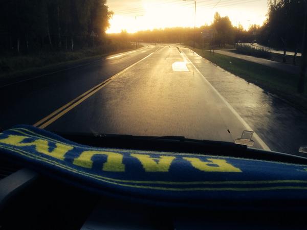 raumamboja's tweet photo. Mennään mennään mennään! #RoadToReeperbahn #Lukko #CHL #lutuuri http://t.co/fT1wmaJODu