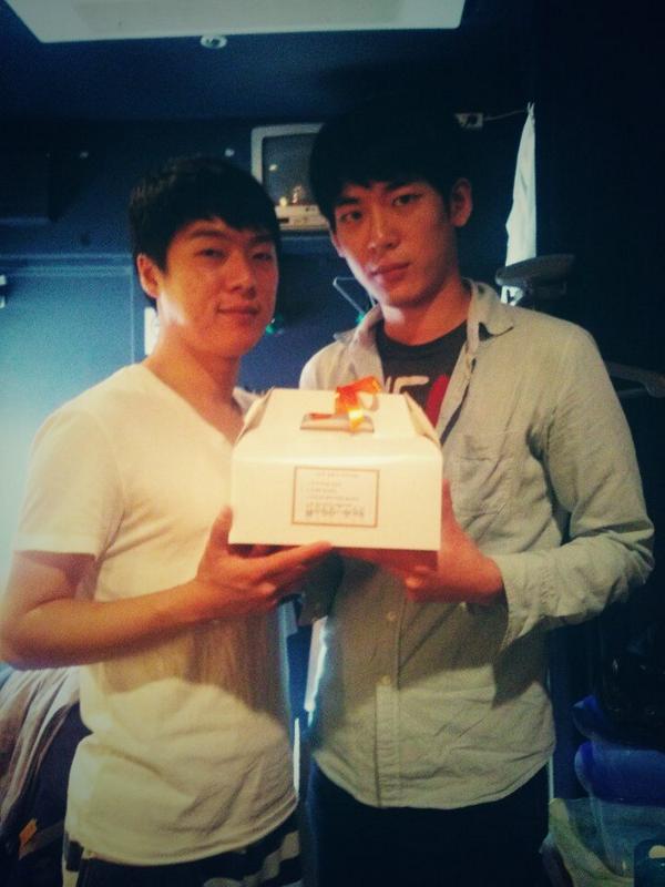 br_students's tweet photo. [생애 첫 간식에 대처하는 바람직한 자세]
감사합니다!!!!!!!!!!!!!!!!!!!!! (감동)(울먹)
지금 이곳은 무한 에너지 방출중!!!!!!!!
#지훈♡이레
#오늘공연_무척_뜨거울예정 http://t.co/lIKRVGlOVY