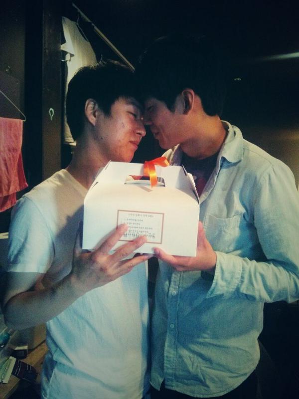 br_students's tweet photo. [생애 첫 간식에 대처하는 바람직한 자세]
감사합니다!!!!!!!!!!!!!!!!!!!!! (감동)(울먹)
지금 이곳은 무한 에너지 방출중!!!!!!!!
#지훈♡이레
#오늘공연_무척_뜨거울예정 http://t.co/lIKRVGlOVY