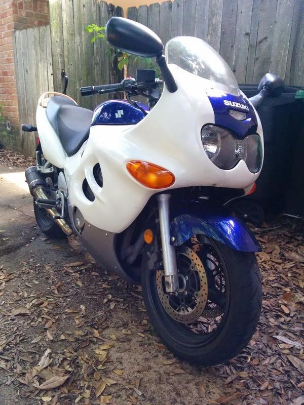 morphon's tweet image. Gray under-cowling. It doesn't clash. And I get to ride it. :D #summershots #oneplus