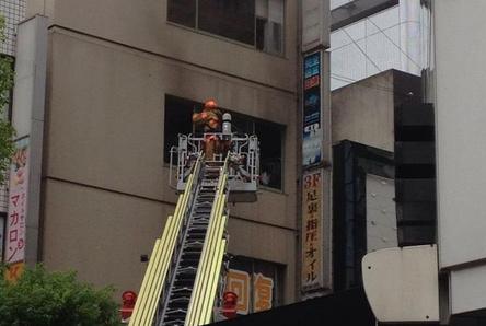 ニュース速報japan On Twitter 大宮駅前で火事 埼玉県さいたま市大宮区錦町にある大宮駅の近くで8月23日 火災が発生しました 道路は封鎖され 現場は騒然としています 出火元は石井ビル内の日サロとみられています Http T Co 8qfuvlueat Http T Co