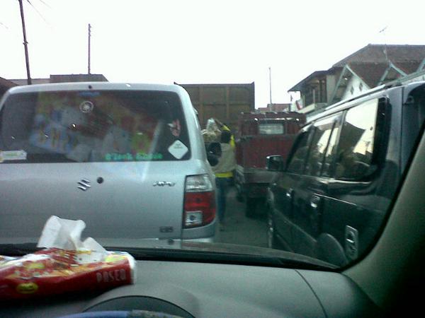 ale_trisma's tweet photo. Jl. Sukalarang menuju ke Sukaraja (dari Cianjur ke Sukabumi) macet parah, udh 1jam gak bs jln. Ada apa ya? @PRFMnews http://t.co/uimdJWlaVb