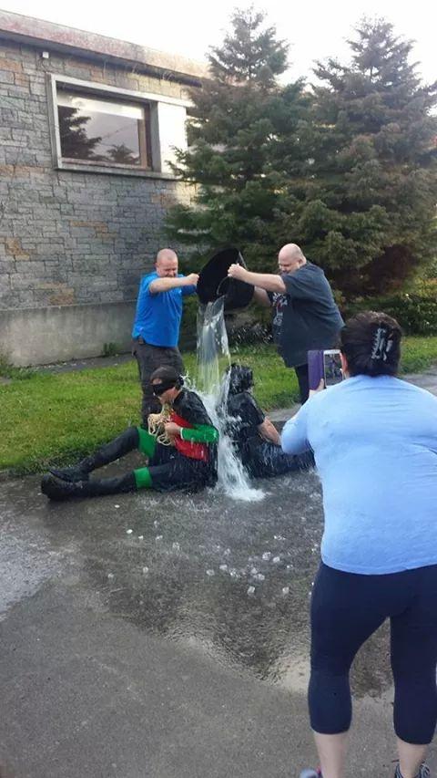 medic_la's tweet photo. Ice bucket challenge for aiobheann's pink tie http://t.co/UBerI26imE