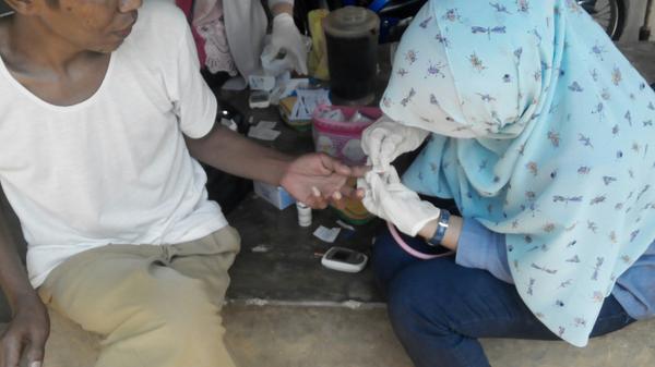 Teman2 dari NUFA dengan sigap melakukan pemeriksaan <a href="/nursingfirstaid/">NUFA FIK UI</a> Semangaat!
