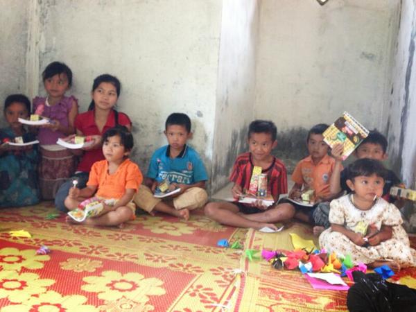 Mngingat anak2 dlm masa prtmbhan sgt membthkan gizi. So kta juga bagikan susu gratis buat anak2 disana nih. Mantap!