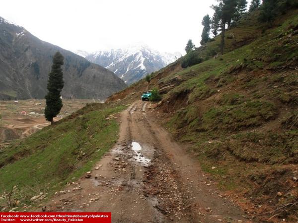 Beauty_Pakistan's tweet photo. What happened when you see a jeep coming from the opposite side on a very dangerous track? Jan nikal jati ha!!!! http://t.co/X4nY5QDpxJ