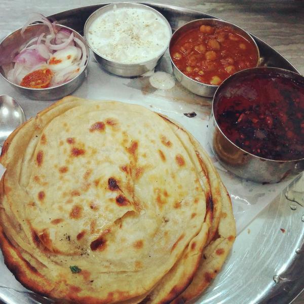 pritika_23's tweet photo. Dhaabe ka khaana! #Amritsar #Parathe #Raita #Chole #KaaliDal #Yummy #Burp http://t.co/HwWa4ZztV3