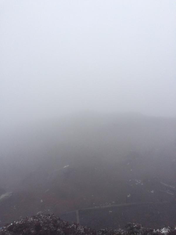 Icecreeeeeeem's tweet photo. みなさん御来光だの雲海だの言いますけど
私が富士山登山した場合はこんな感じですけどね http://t.co/mEaQgvG87Q