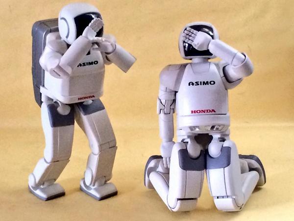 このアシモフィギュア買ったの数年前だけど、造形も良くてよく動くし