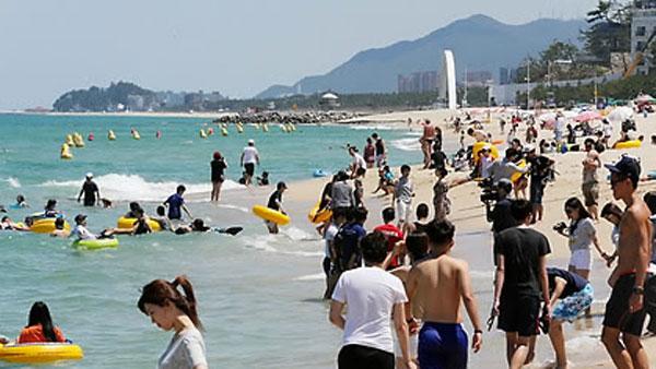mbcnews's tweet photo. ['마지막 여름 즐기자'…동해안 주요 해변 피서객들로 북적] 동해안 주요 해변이 이달 말 문을 닫을 예정인 가운데 해수욕장은 마지막 여름을 즐기려는 피서객들로 북적여. http://t.co/2cY6I3v4Np http://t.co/ENPmTeJ8Kc