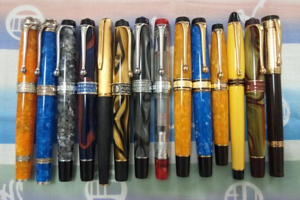 持っているアウロラの万年筆を全て並べた画像を見せて下さい