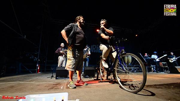 EtruriaEcoFest's tweet photo. Anche oggi è possibile contribuire energeticamente alla realizzazione di #EEF2014! (qui con @paolobelliswing) http://t.co/b9AXRST98u