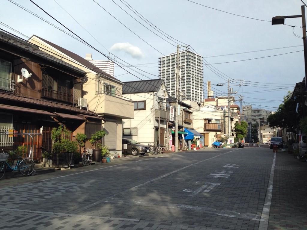 Tsuzuki Twitter પર ウルトラロケ地探訪 帰りマン第一話のロケ地佃1 丁目 写真に向かって左側手前から二軒目のお宅が前回撮影から建て替わっている ロケ地 特撮ロケ地 帰ってきたウルトラマン 帰りマン Http T