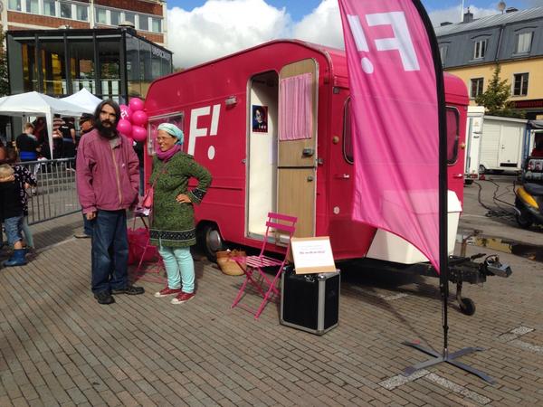 Umefeministerna's tweet photo. Nu är vi på plats bland de andra valstugorna på Rådhustorget #taplats #fival #fiumeå http://t.co/B60VR4kg6x