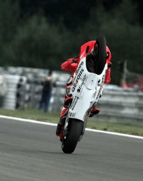 JesSanSan's tweet photo. #HoyHace 16 años del impresionante caballito de @maxbiaggi al vencer en Brno '98 el año de su debut en 500cc. #MotoGP http://t.co/jHerbWTSIZ
